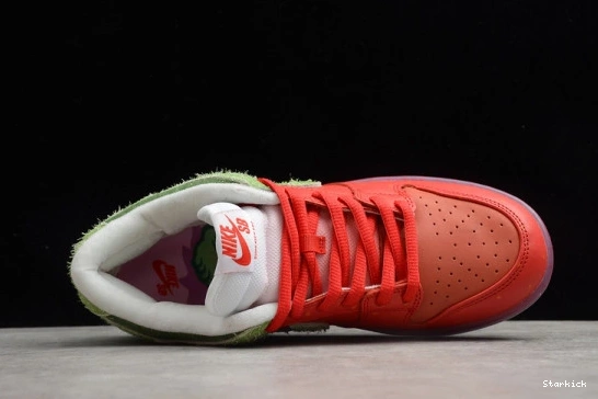 low"strawberry SB Nike Dunk cough" CW7093-601 0730